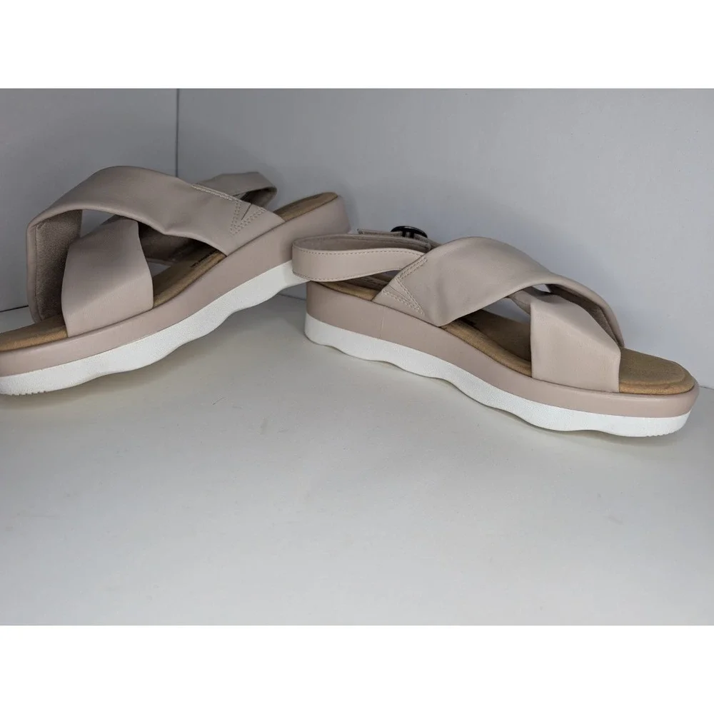 Clarks Clara Cove Sandals US 10W Wide/ UK 7.5E Sand Flatform PU RMF23-SM